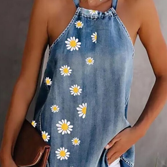 2xHP๐A list Halter style denim floral blouse - Picture 2 of 3